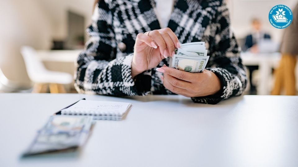 Mức lương ngành luật hiện nay có thực sự cao?