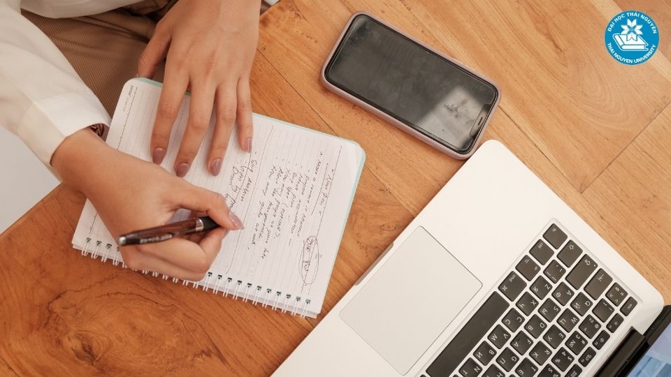 Học thương mại điện tử hệ từ xa có phù hợp với người đi làm?